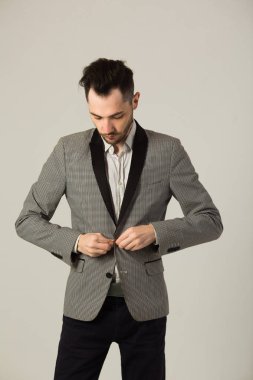 elbiseli genç esmer adam