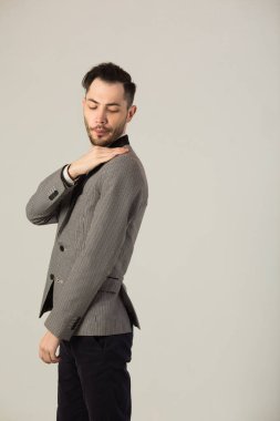 elbiseli genç esmer adam