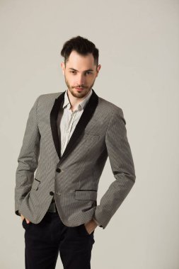 elbiseli genç esmer adam