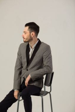 Takım elbiseli bir genç esmer adam