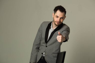 Takım elbiseli bir genç esmer adam