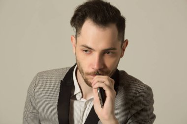 Takım elbiseli bir genç esmer adam