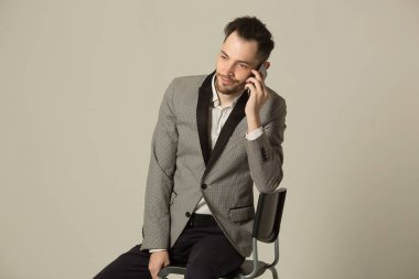 Takım elbiseli bir genç esmer adam