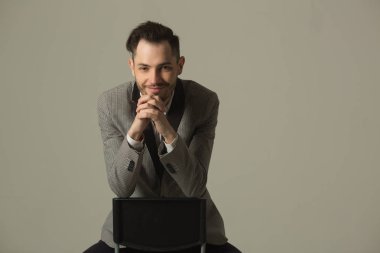 elbiseli genç esmer adam