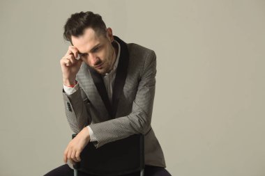 Takım elbiseli bir genç esmer adam