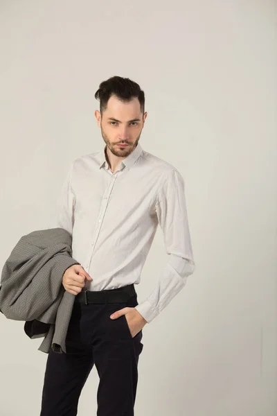 Junger brünetter Mann im weißen Hemd — Stockfoto