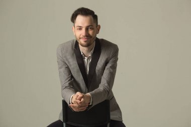 elbiseli genç esmer adam