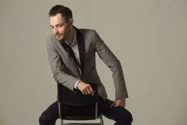 elbiseli genç esmer adam