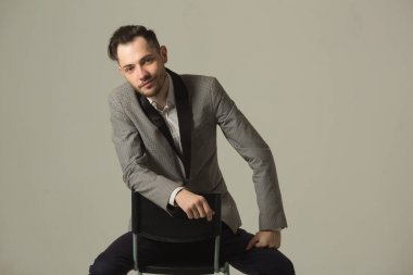 elbiseli genç esmer adam