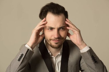 Takım elbiseli bir genç esmer adam