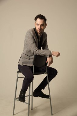 şık adam dalgın bir yüz ile tıraşsız bir yüz