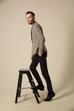 bir tıraşsız yüzü ile takım elbiseli bir genç adam