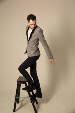 bir tıraşsız yüzü ile takım elbiseli bir genç adam