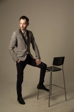 elbiseli genç esmer adam