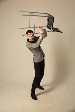 duygusal bir tıraşsız yüzü ile takım elbiseli bir genç adam