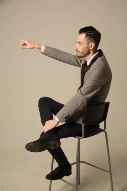 elbiseli genç adam onun yüz oturma üzerinde tıraşsız