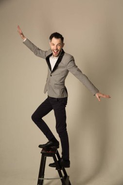 bir tıraşsız yüzü ile takım elbiseli bir genç adam