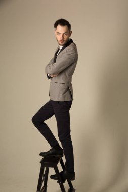 bir tıraşsız yüzü ile takım elbiseli bir genç adam