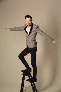 bir tıraşsız yüzü ile takım elbiseli bir genç adam