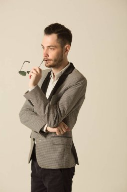 bir tıraşsız yüzü şık adam