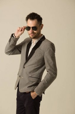 bir tıraşsız yüzü şık adam