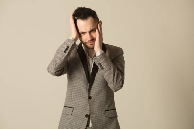 bir takım belgeler ile iş yerinde yorgun bir tıraşsız yüzü olan genç bir adam