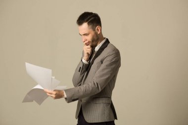 bir tıraşsız yüzü ile takım elbiseli bir genç adam