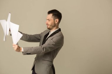 bir tıraşsız yüzü ile takım elbiseli bir genç adam