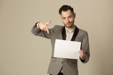 genç bir adam ile bir takım elbise ile beyaz kağıt bir tıraşsız yüzü