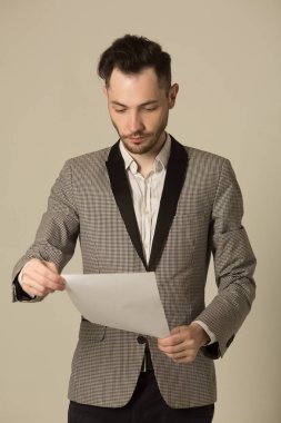 bir tıraşsız yüzü ile takım elbiseli bir genç adam