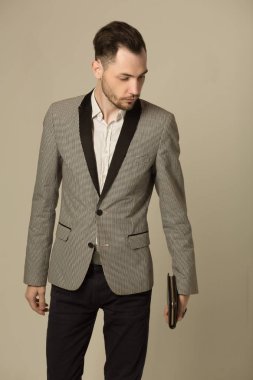 bir tıraşsız yüzü ile takım elbiseli bir genç adam