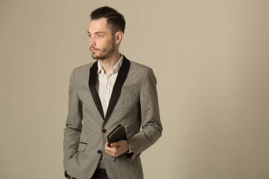 bir tıraşsız yüzü ile takım elbiseli bir genç adam