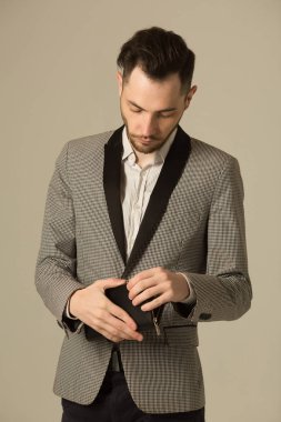 bir tıraşsız yüzü ile takım elbiseli bir genç adam