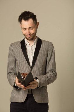 bir tıraşsız yüzü ile takım elbiseli bir genç adam