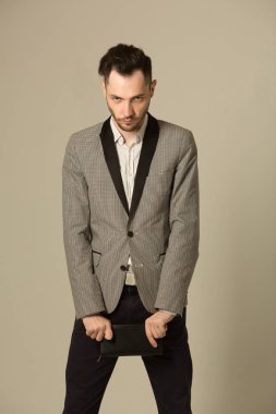 bir tıraşsız yüzü ile takım elbiseli bir genç adam