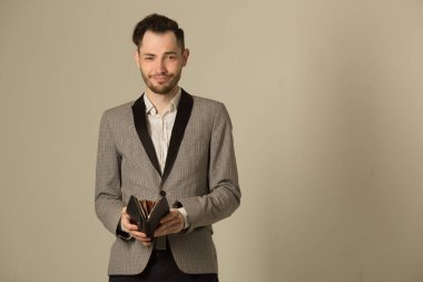 bir tıraşsız yüzü ile takım elbiseli bir genç adam