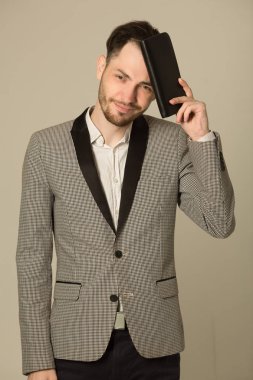 bir tıraşsız yüzü ile takım elbiseli bir genç adam