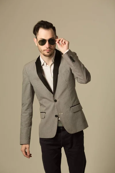 Uomo elegante con un viso non rasato — Foto Stock