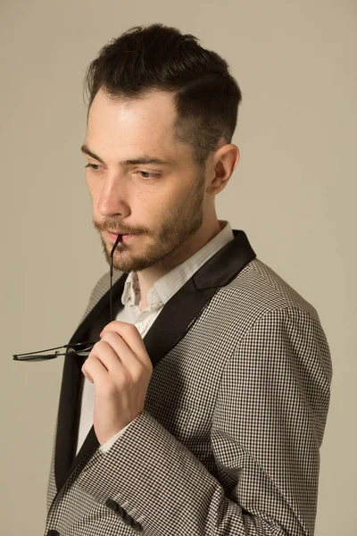 bir tıraşsız yüzü şık adam