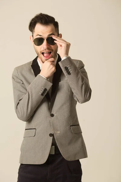 Takım elbiseli bir genç adam 