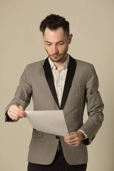 bir tıraşsız yüzü ile takım elbiseli bir genç adam