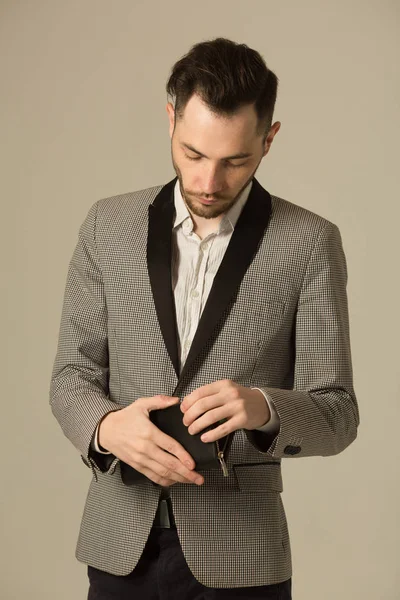 bir tıraşsız yüzü ile takım elbiseli bir genç adam