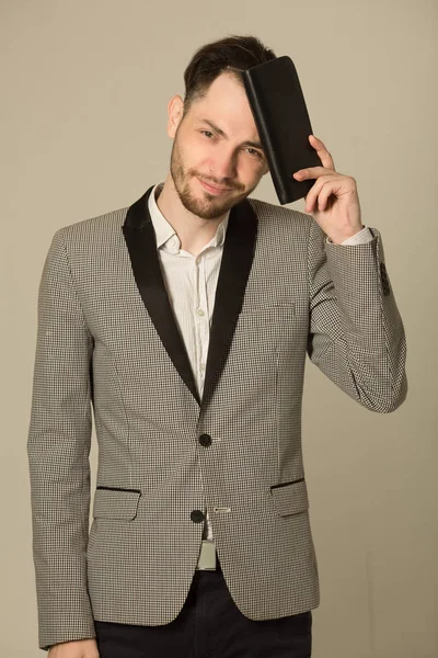 bir tıraşsız yüzü ile takım elbiseli bir genç adam