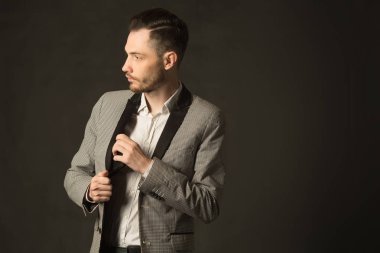 bir tıraşsız yüzü olan genç bir adam portresi
