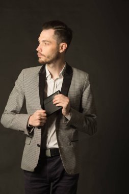 bir tıraşsız yüzü olan genç bir adam portresi