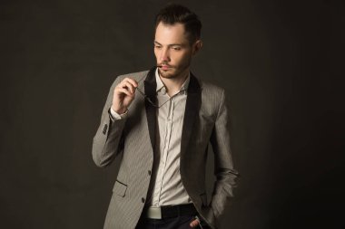 bir tıraşsız yüzü olan genç bir adam portresi