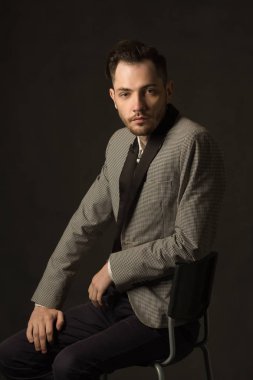 bir tıraşsız yüzü ile genç ciddi adam