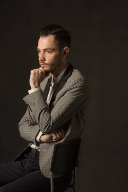 bir tıraşsız yüzü ile genç ciddi adam