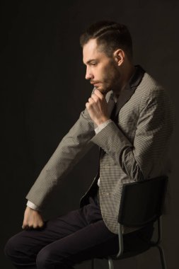 bir tıraşsız yüzü ile genç ciddi adam