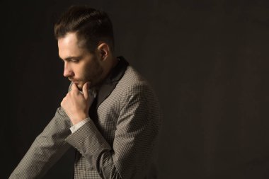 bir tıraşsız yüzü ile genç ciddi adam